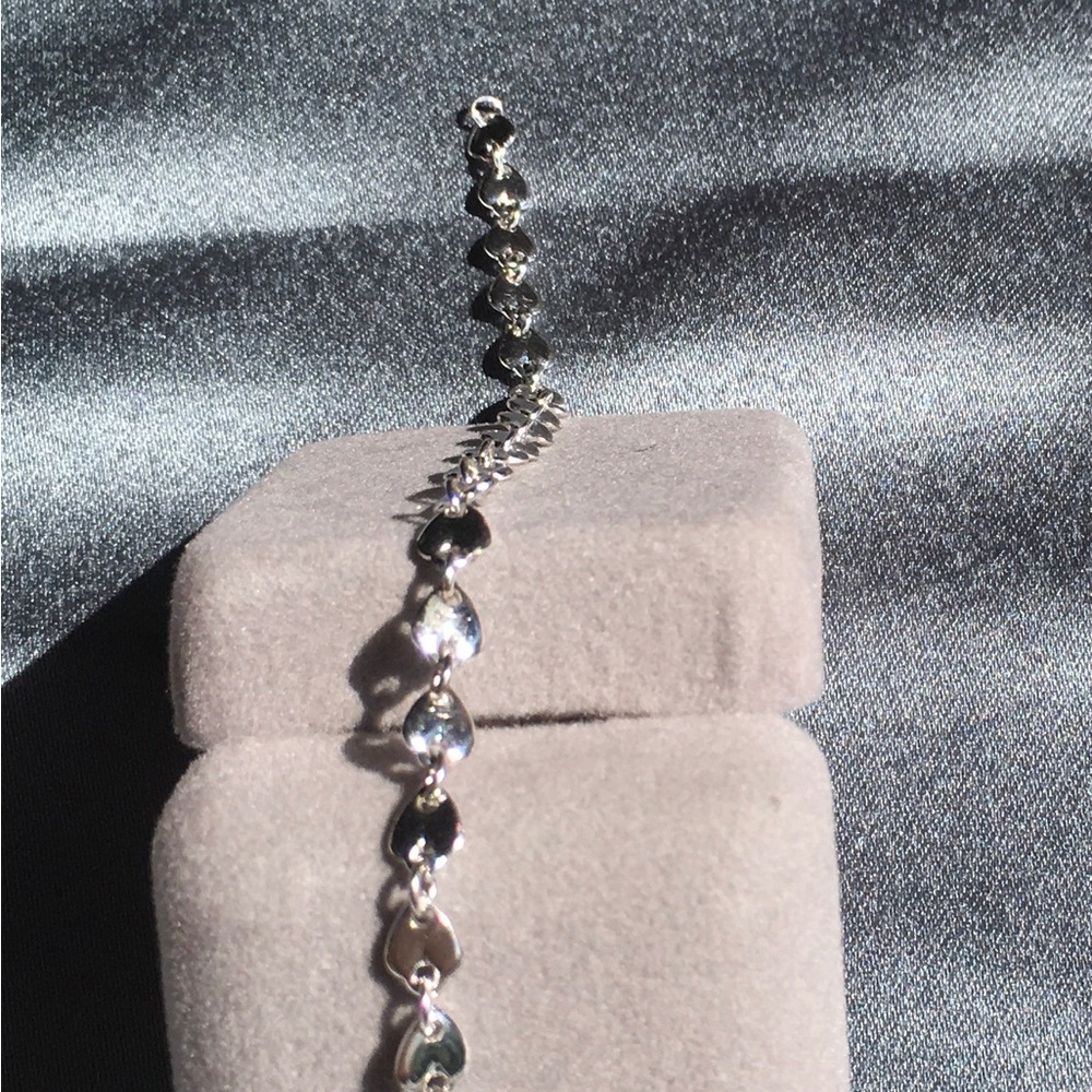 Dainty Silver Heart Bracelet. 7”.